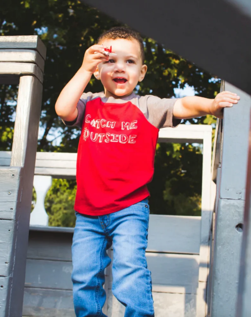 SALE - Toddler Unisex - 'Catch Me Outside' Raglan Tee - Urban Red/Heather Grey